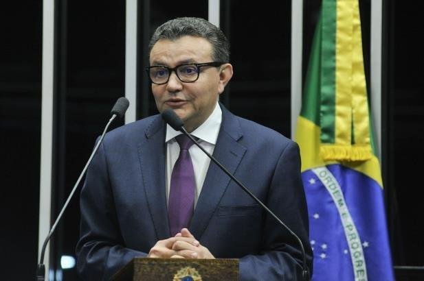 Presidente do PSB pede entrega imediata do cargo do ministro de Minas e Energia