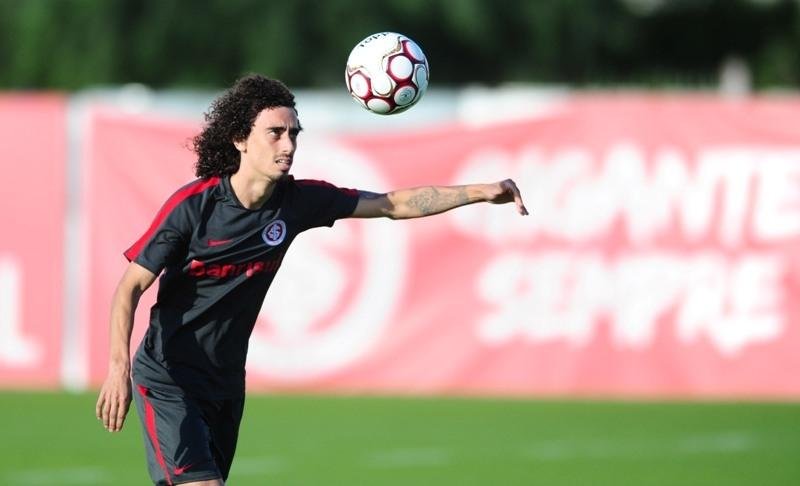 Melo despista sobre sa&iacute;da de Vald&iacute;via, mas revela interesse de v&aacute;rios clubes