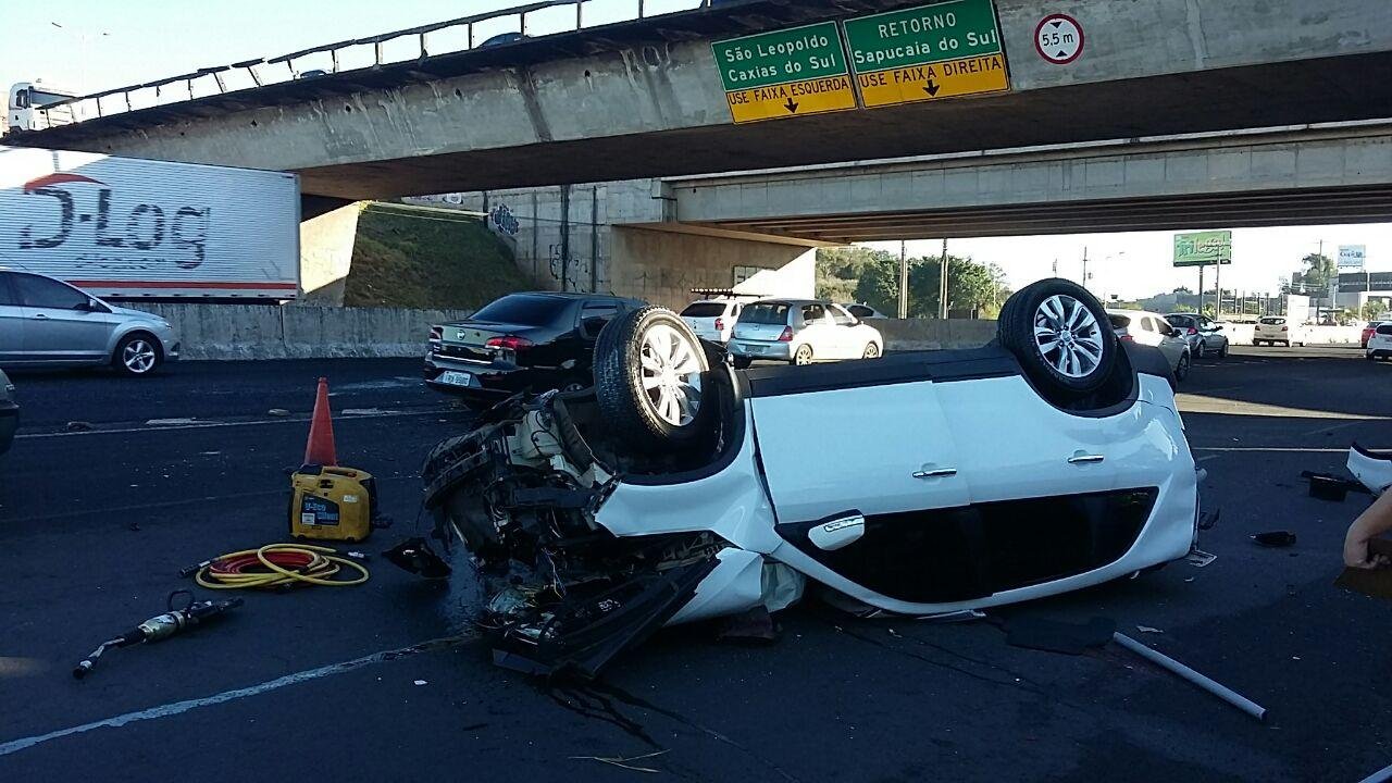 Ve&iacute;culo caiu no km 254 no viaduto que d&aacute; acesso para BR 116
