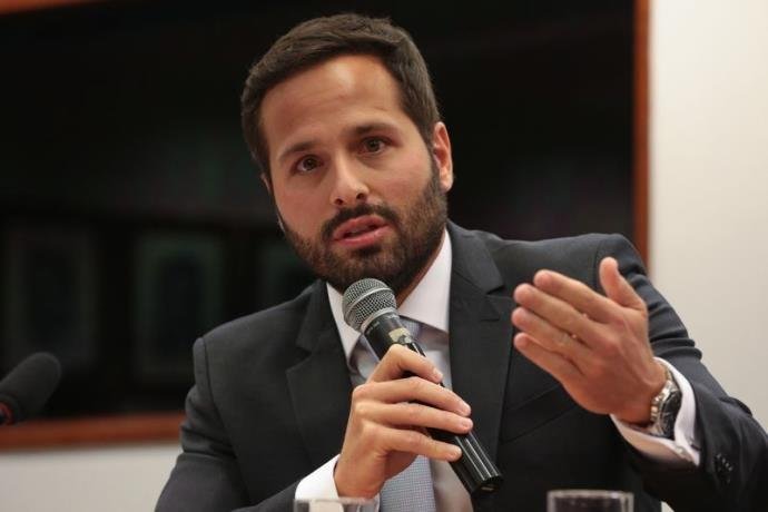 Calero relata ter sido alvo de duras cr&iacute;ticas de A&eacute;cio Neves, Rodrigo Maia e Michel Temer 