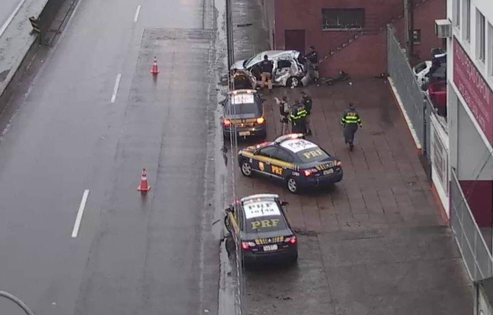 Colis&atilde;o em pr&eacute;dio na BR 116 deixa um morto em Canoas