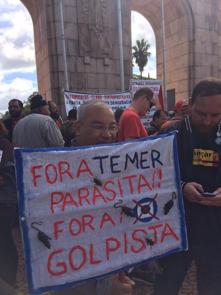 Manifestantes contr&aacute;rios ao presidente Temer fazem ato na Reden&ccedil;&atilde;o