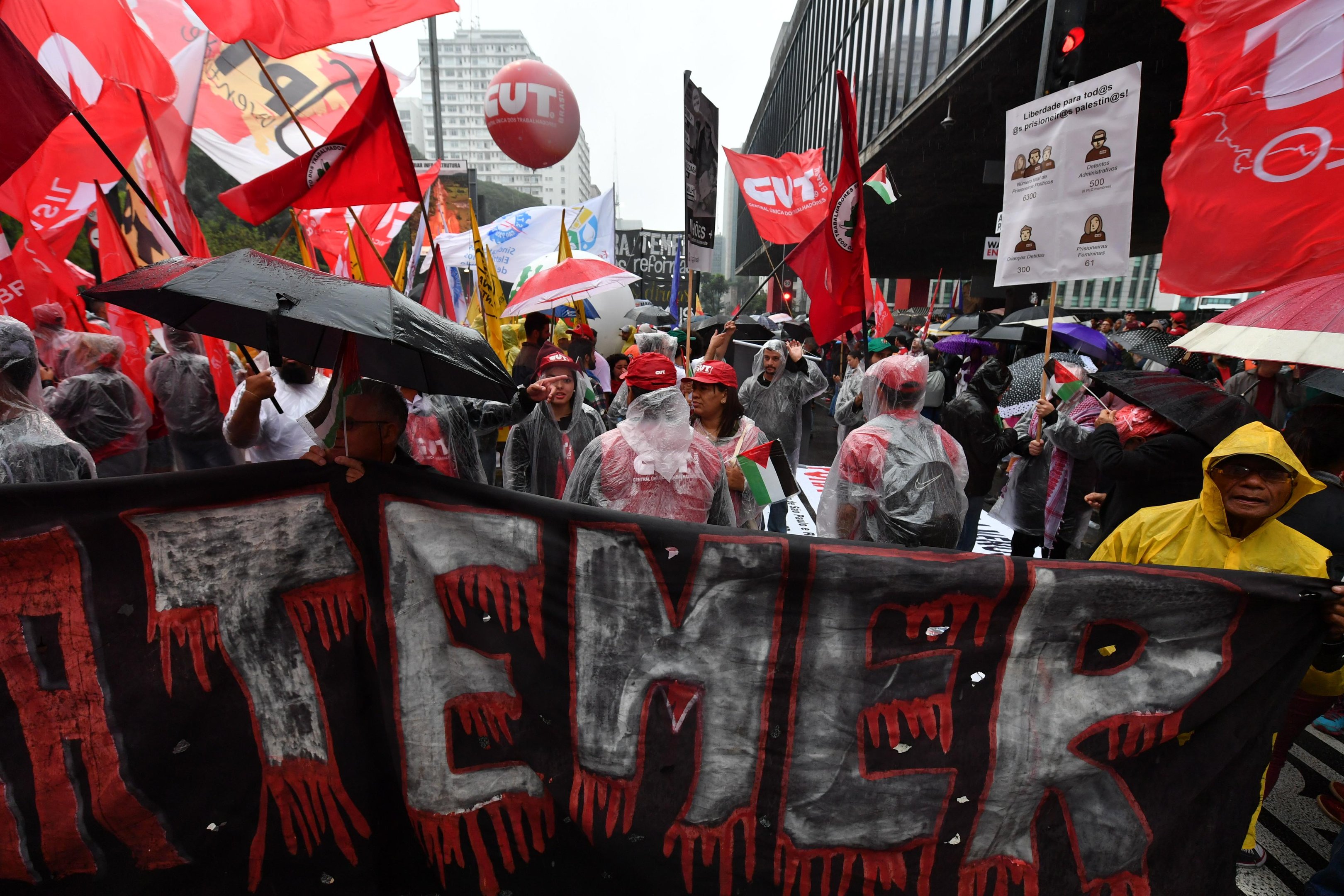 Manifestantes protestam contra o governo e pedem Diretas J&aacute; em v&aacute;rios estados