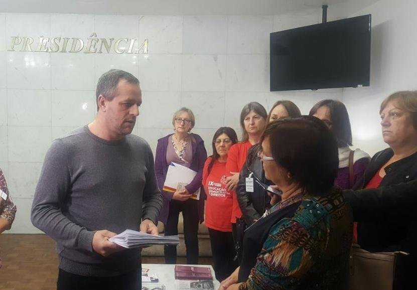Cpers entrega pedido de impeachment contra Sartori &agrave; Assembleia