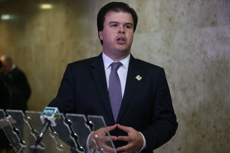 Ministro de Minas e Energia aguardar&aacute; reuni&otilde;es do PSB para decidir sa&iacute;da