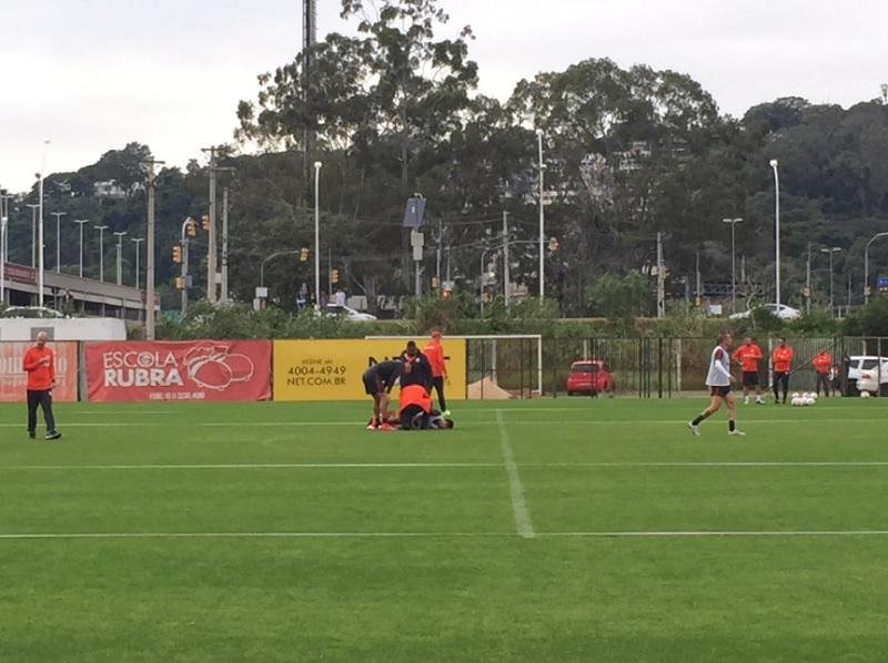 William sente joelho em treino do Inter e preocupa