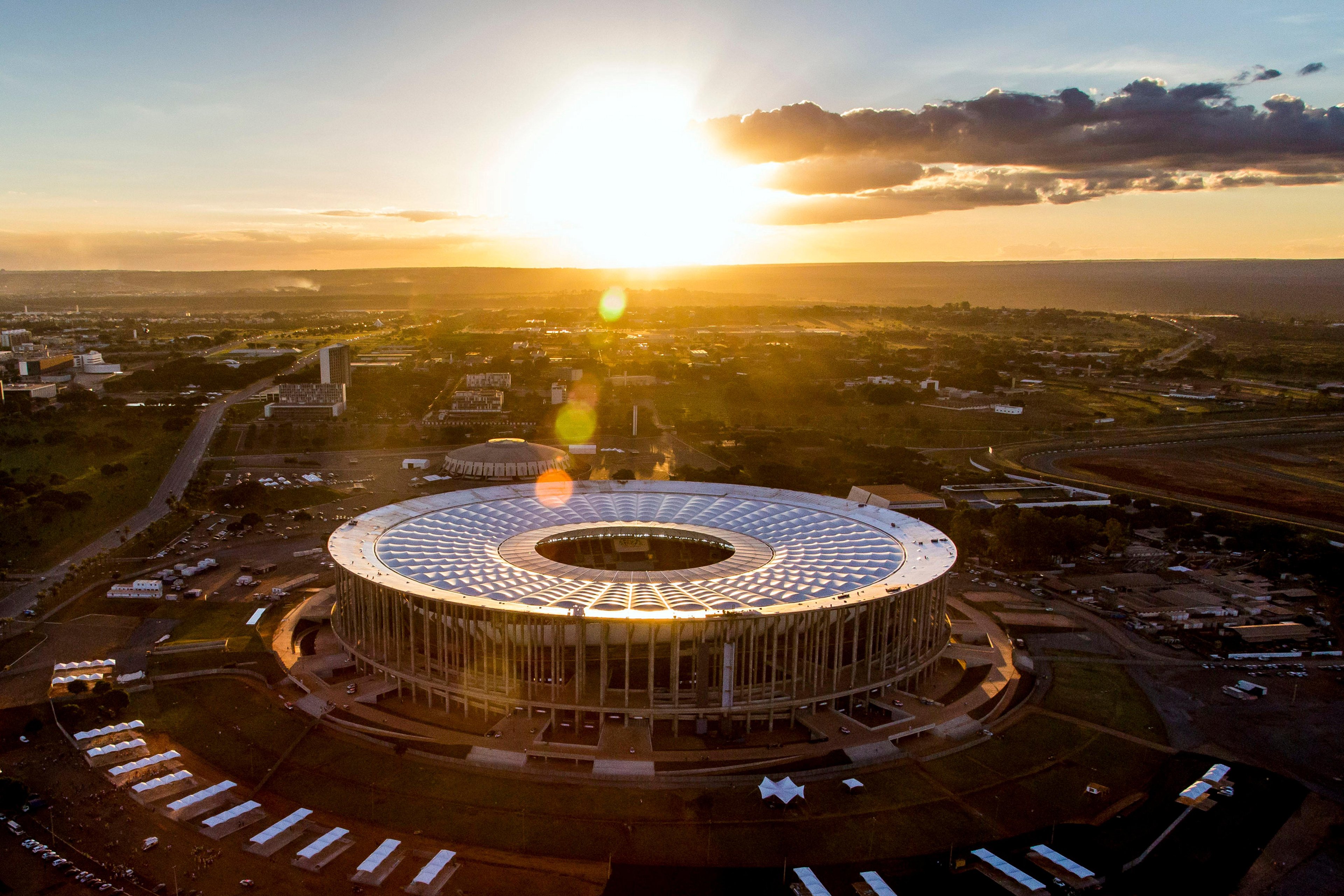 Pol&iacute;ticos teriam cometido irregularidades na contrata&ccedil;&atilde;o de obras p&uacute;blicas como a reforma do Est&aacute;dio Man&eacute; Garrincha