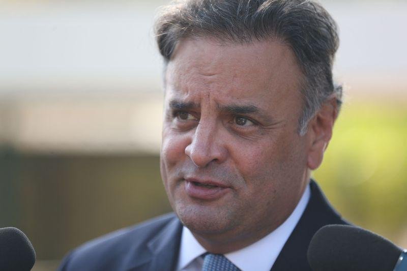 Defesa de A&eacute;cio recorre ao STF para retomar mandato 