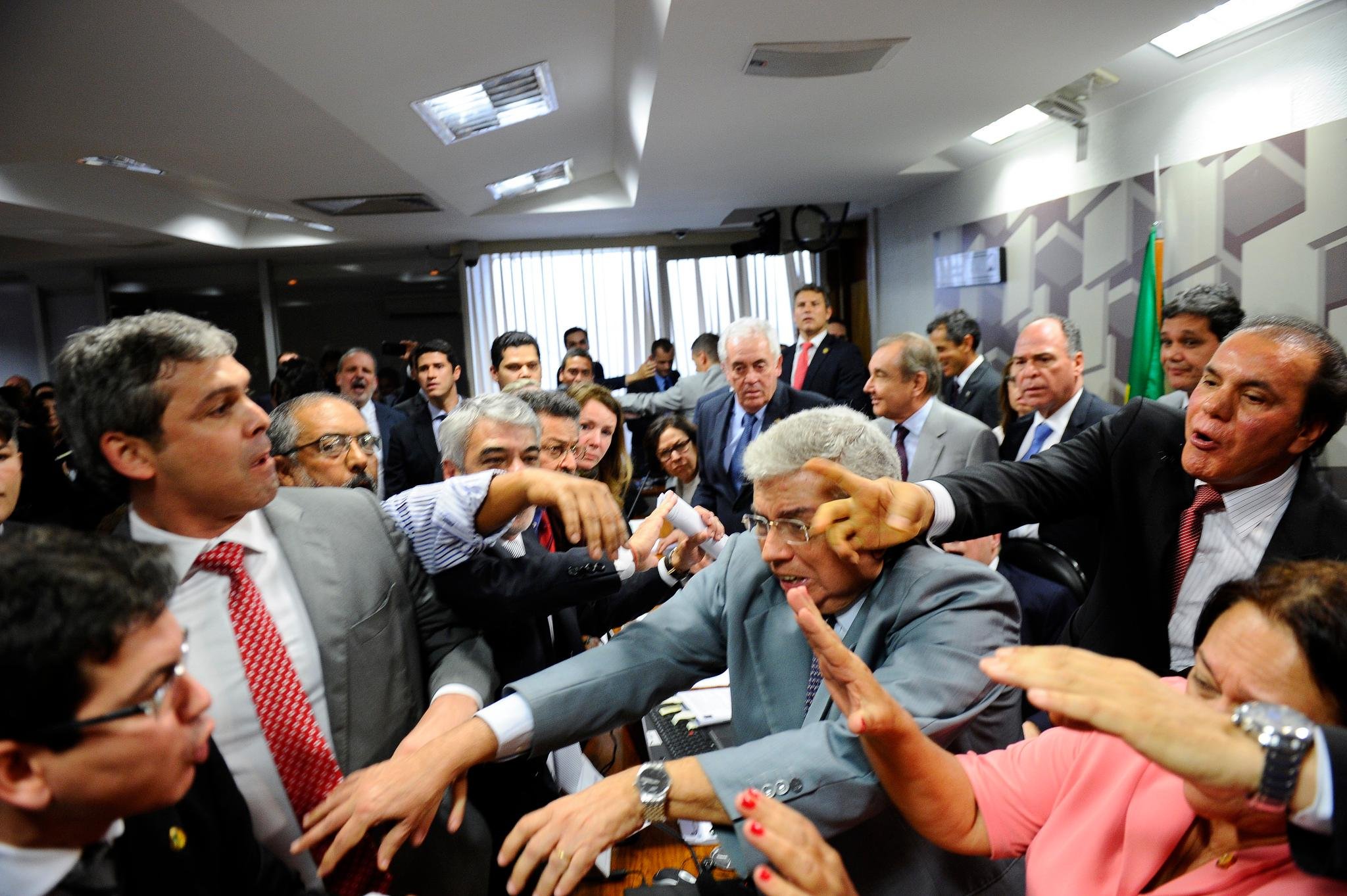 Senadores de oposi&ccedil;&atilde;o protestaram contra a leitura do relat&oacute;rio de Ricardo Ferra&ccedil;o na CAE
