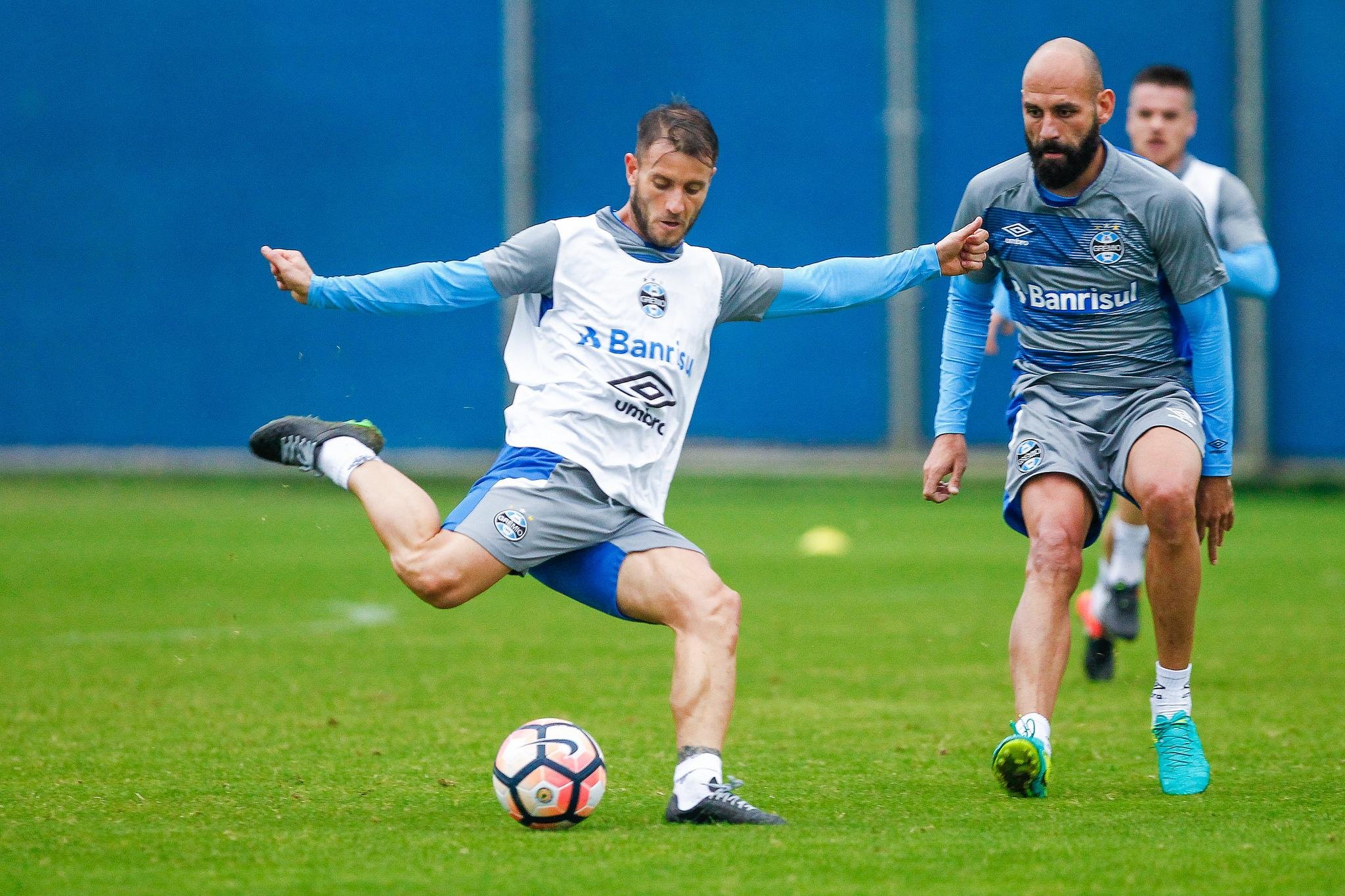 Gast&oacute;n Fern&aacute;ndez espera por oportunidade no Gr&ecirc;mio