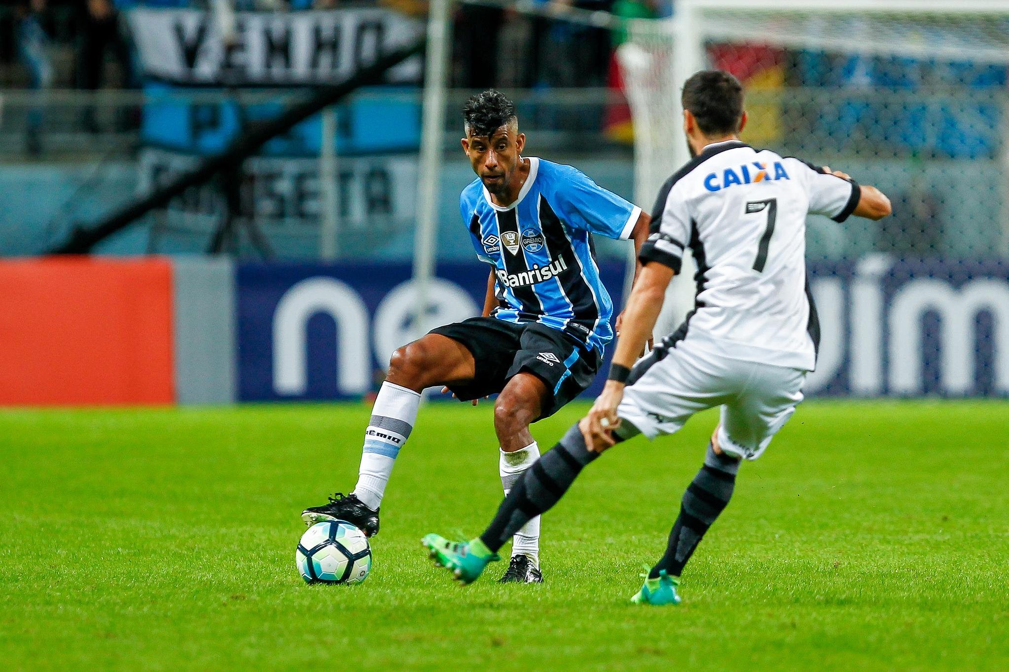 L&eacute;o Moura comemora r&aacute;pida adapta&ccedil;&atilde;o ao Gr&ecirc;mio