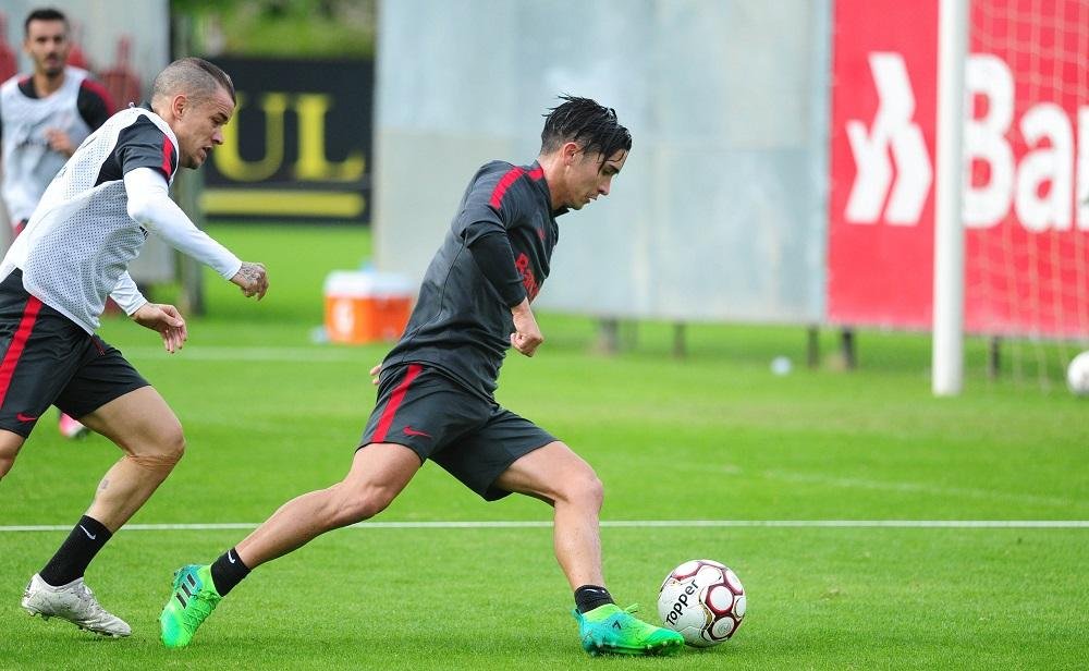 Chileno Felipe Guti&eacute;rrez &eacute; uma das alternativas que o t&eacute;cnico Ant&ocirc;nio Carlos Zago tem para definir os titulares