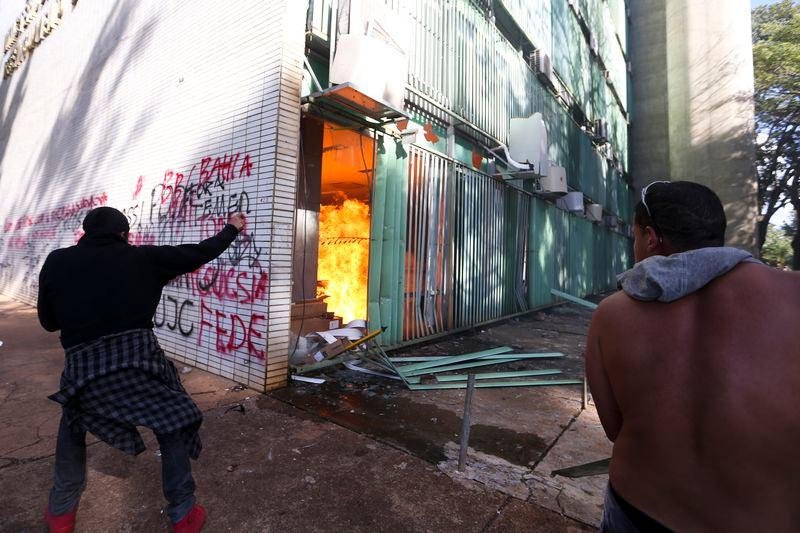 Confronto em Bras&iacute;lia registra inc&ecirc;ndio e depreda&ccedil;&atilde;o na Esplanada dos Minist&eacute;rios