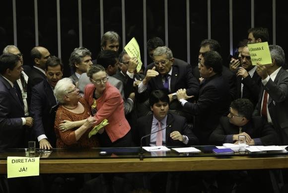 C&acirc;mara suspende sess&atilde;o ap&oacute;s protesto da oposi&ccedil;&atilde;o contra a&ccedil;&atilde;o da PM