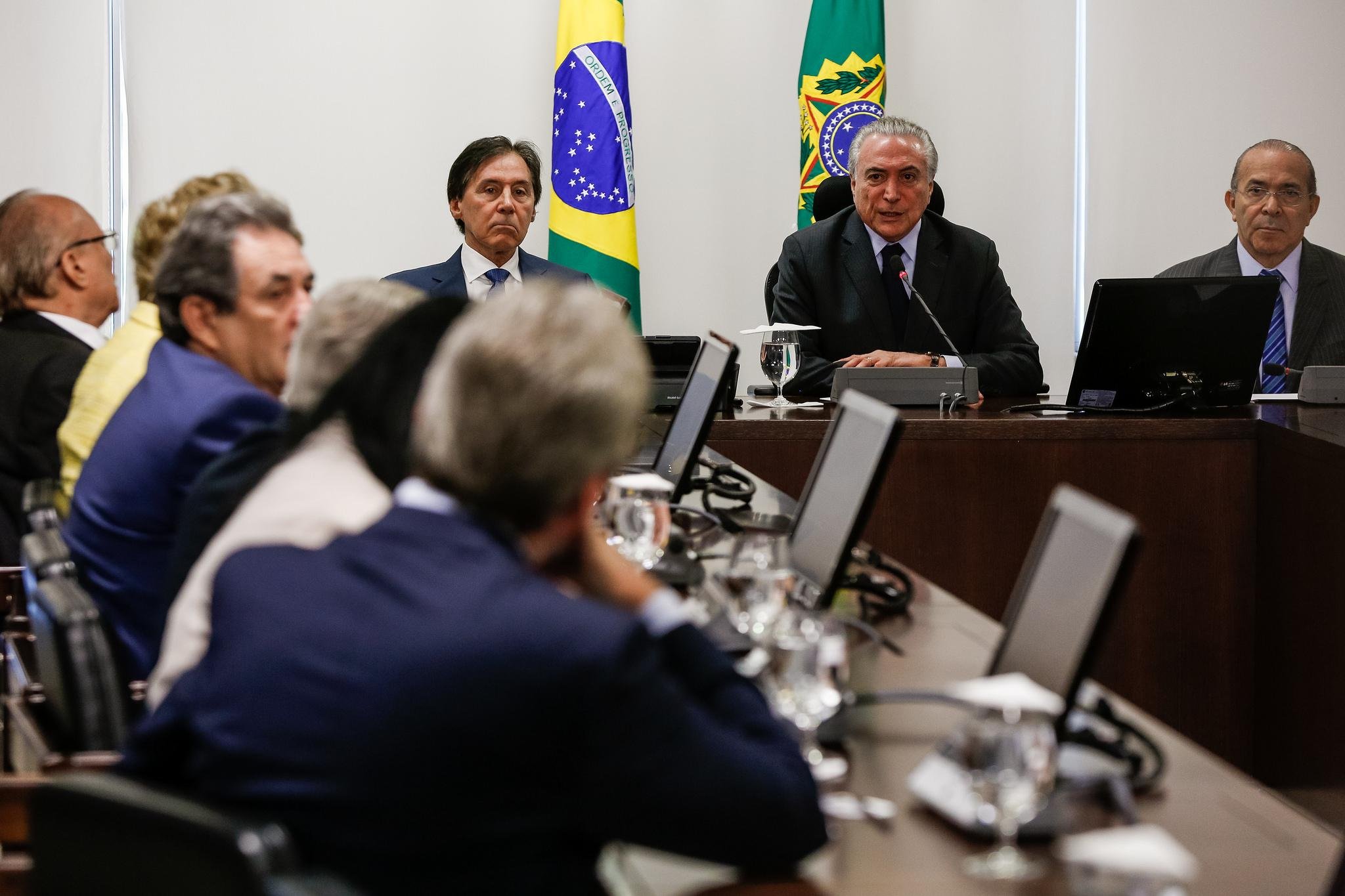 Eun&iacute;cio Oliveira diz que PMDB do Senado deu apoio irrestrito a Temer