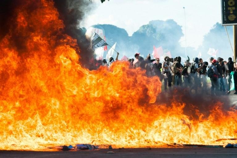 Corpo de Bombeiros apagavam as &uacute;ltimas fogueiras acessas pelos manifestantes