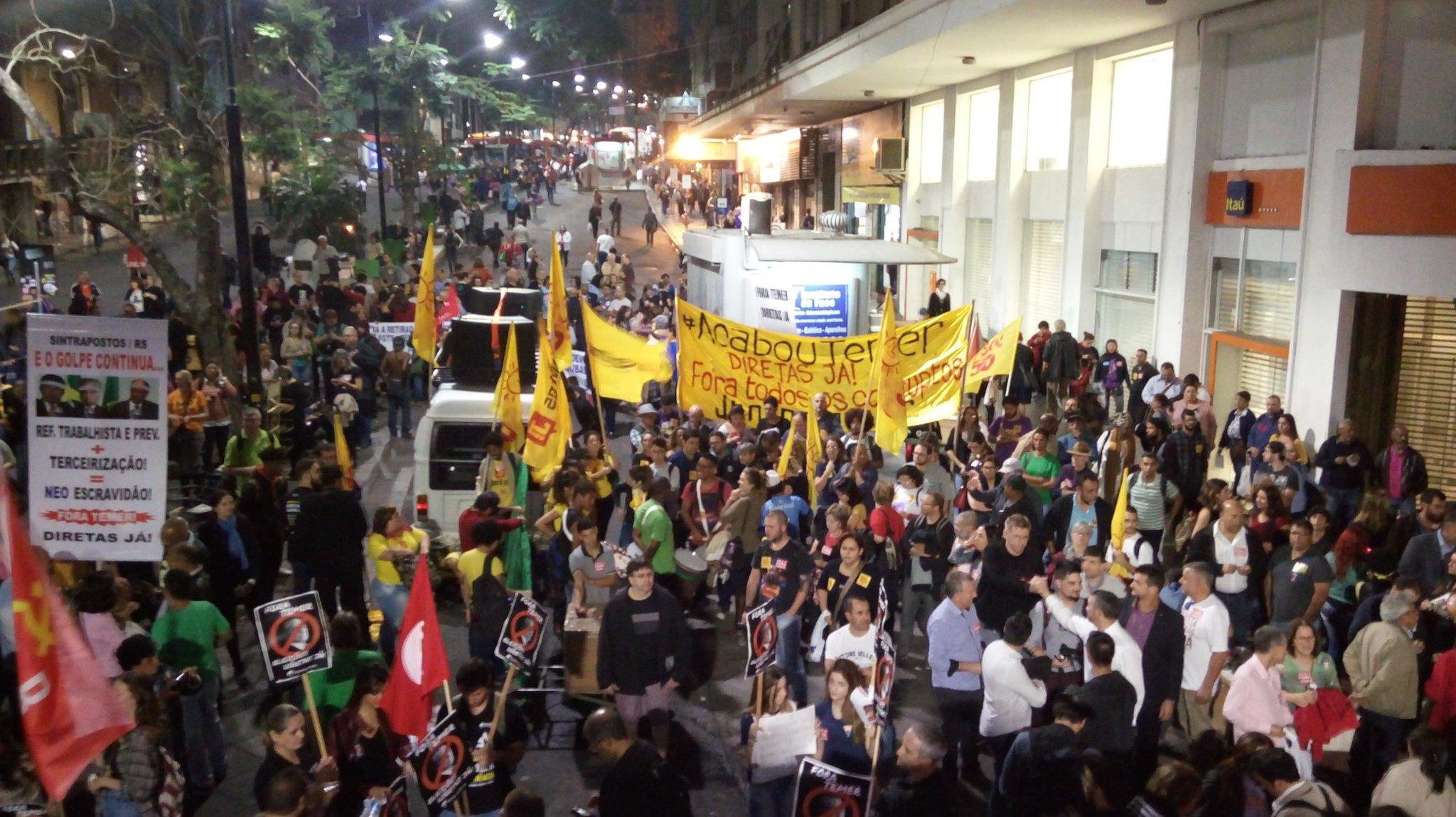 Centenas fazem concentra&ccedil;&atilde;o em ato contra Temer no Centro de Porto Alegre