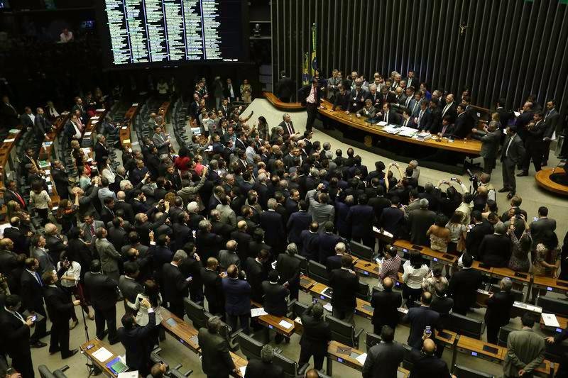 Deputado Rodrigo Maia manteve sess&atilde;o apesar de protestos da oposi&ccedil;&atilde;o