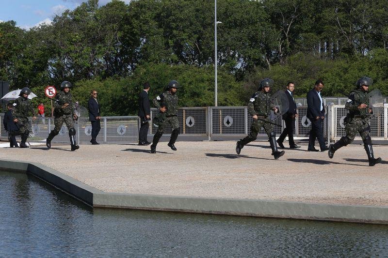 Decreto assinado por Temer autoriza Ex&eacute;rcito a fazer seguran&ccedil;a em Bras&iacute;lia at&eacute; dia 31