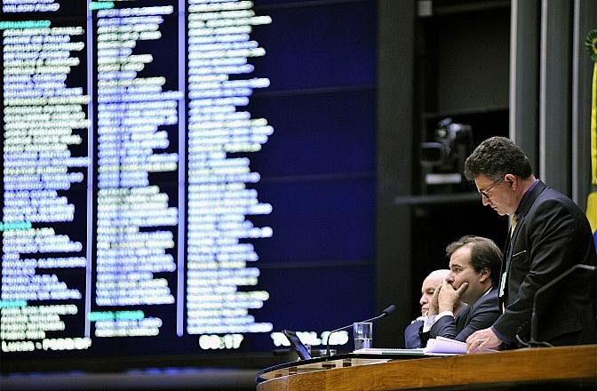 Medidas passaram facilmente em raz&atilde;o da aus&ecirc;ncia da oposi&ccedil;&atilde;o, que deixou o Plen&aacute;rio como forma de protesto
