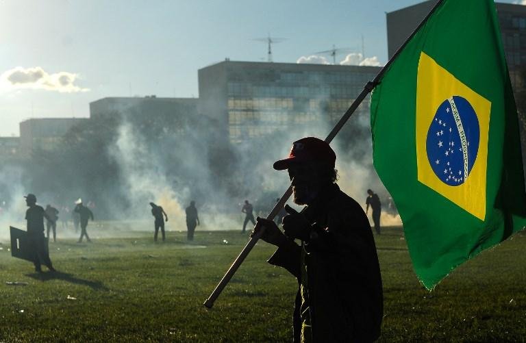 Protesto contra Temer em Bras&iacute;lia teve inc&ecirc;ndios e viol&ecirc;ncia	