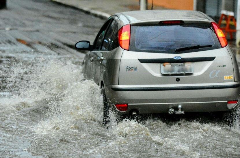 Chuva provoca pontos de alagamentos em Porto Alegre