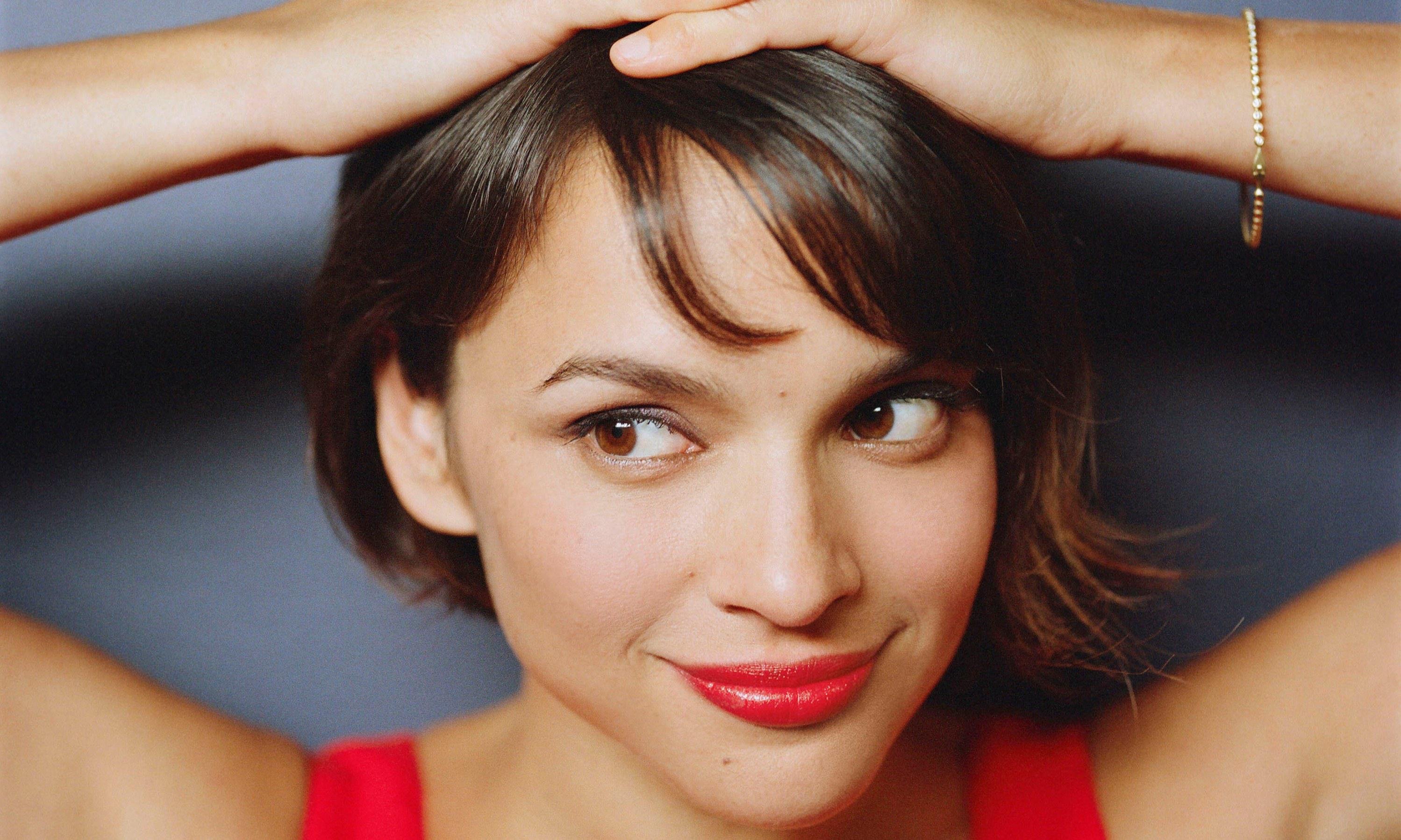 Norah Jones faz homenagem a Chris Cornell 
