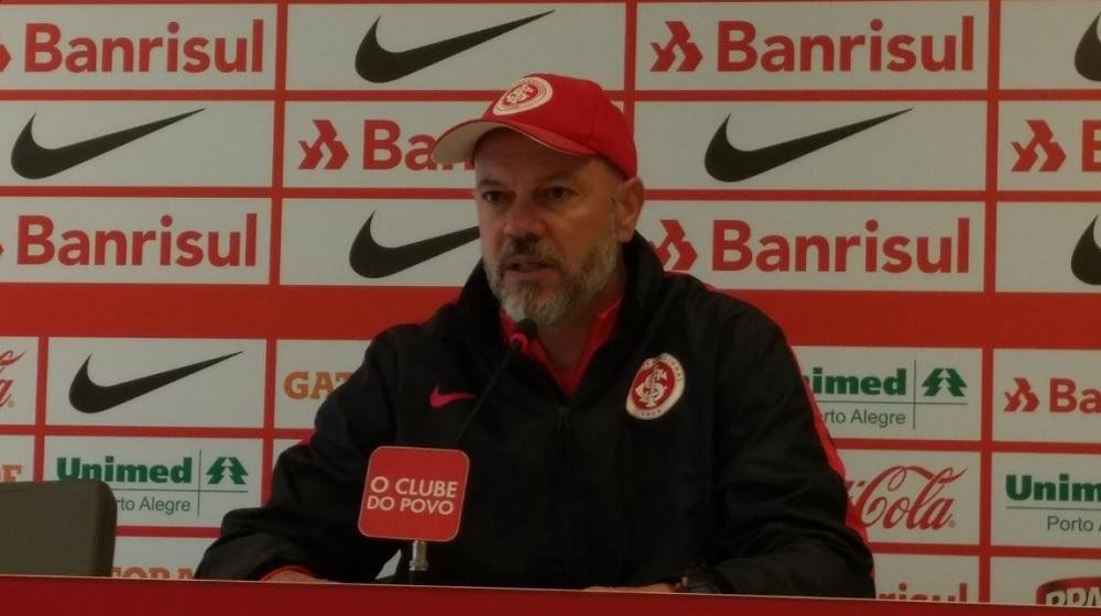 Zago confirma volta de Carlinhos para equipe titular