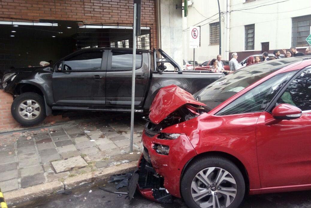 C4 teria passado no sinal vermelho e acertado a caminhonete, que derrubou a parede do restaurante