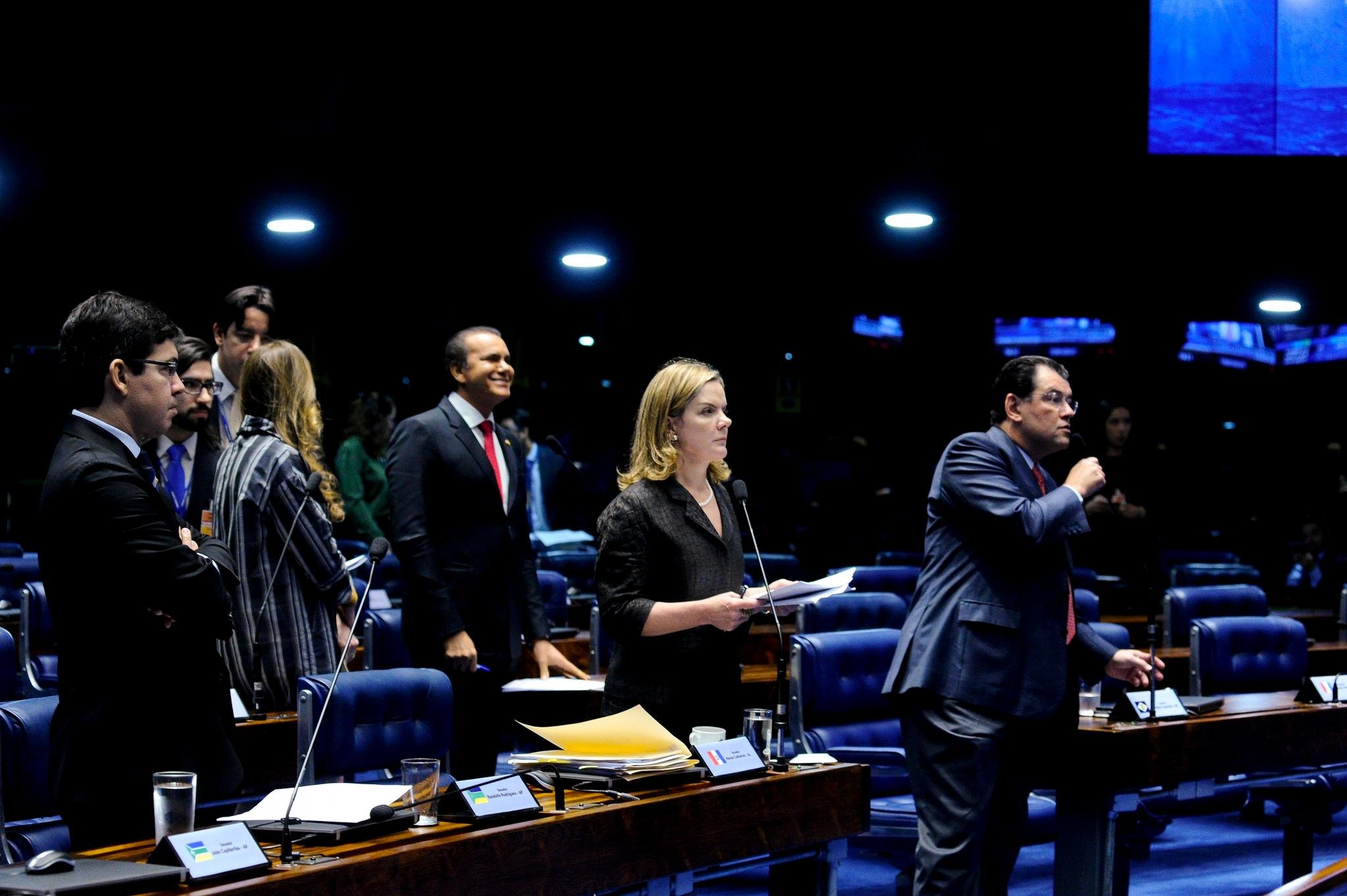 Senado aprova MP que libera saque das contas inativas do FGTS