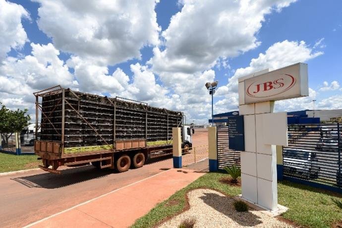 J&F pretende vender Alpargatas, Eldorado e Vigor; a&ccedil;&otilde;es da JBS sobem