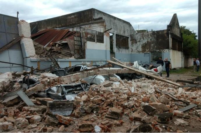 Pr&eacute;dio abandonado desabou sobre carros na zona Norte de Porto Alegre