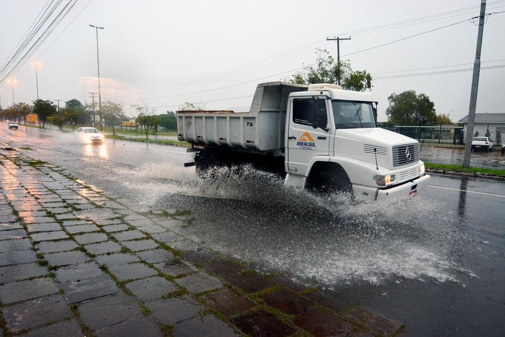 Chuva forte causa transtorno no tr&acirc;nsito de Porto Alegre