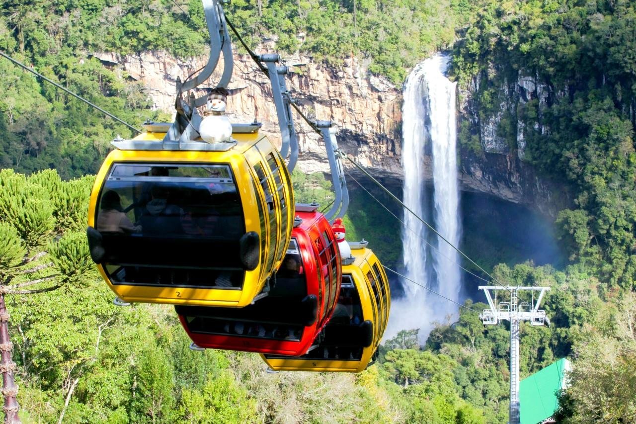 Bondinhos a&eacute;reos garantem visual exclusivo da Cascata do Caracol