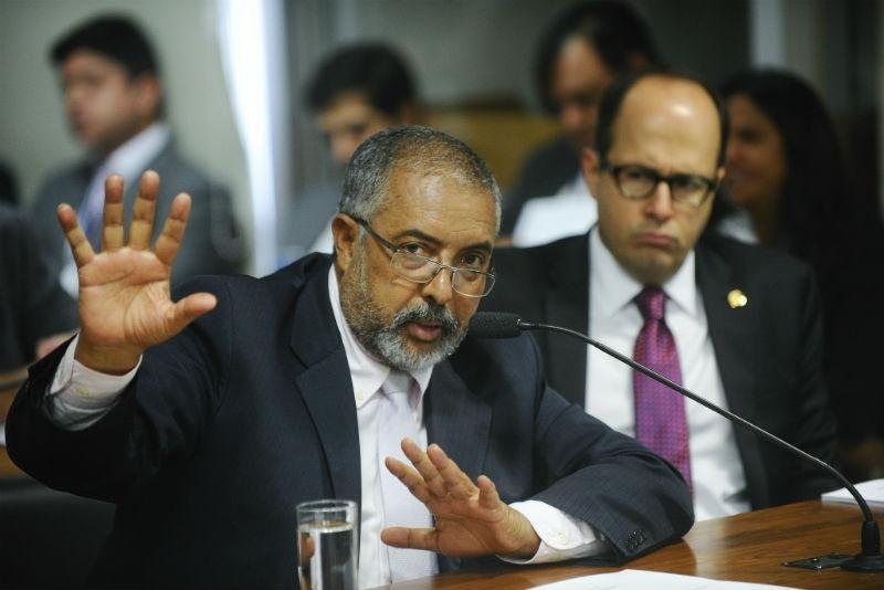 Presidente &eacute; uma alma penada, diz Paulo Paim 