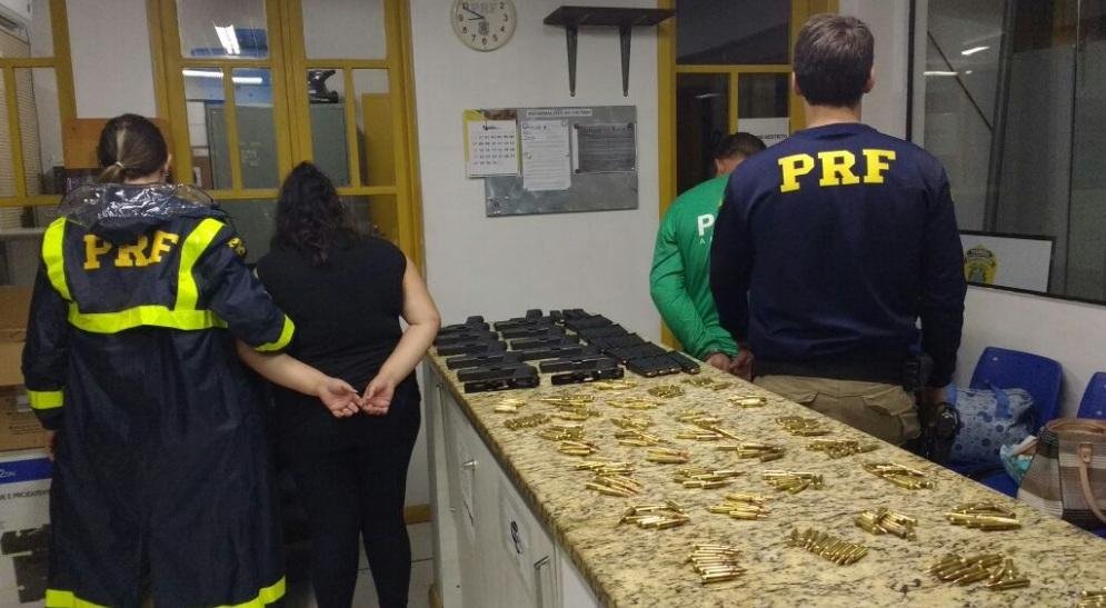 PRF prende casal com beb&ecirc; e grande quantidade armas e muni&ccedil;&otilde;es em Bento Gon&ccedil;alves 
