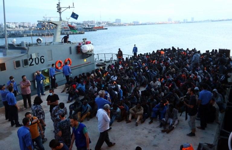 Dez mil imigrantes s&atilde;o resgatados e 54 morrem durante travessia no Mediterr&acirc;neo 