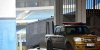 Ônibus-cela foi estacionado no estádio Olímpico neste sábado
