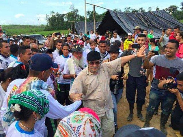 Rodrigo Londo&ntilde;o postou foto no twitter onde festeja o fim do desarmamento 