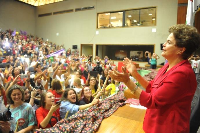 Por elei&ccedil;&otilde;es diretas, PT avalia "rifar" Dilma no processo