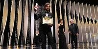 Ruben Ostlund posa com a Palma de Ouro na cerimônia de encerramento do Festival de Cannes