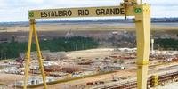 Pórtico está parado ao lado de milhares de toneladas de aço no Estaleiro Rio Grande (ERG)
