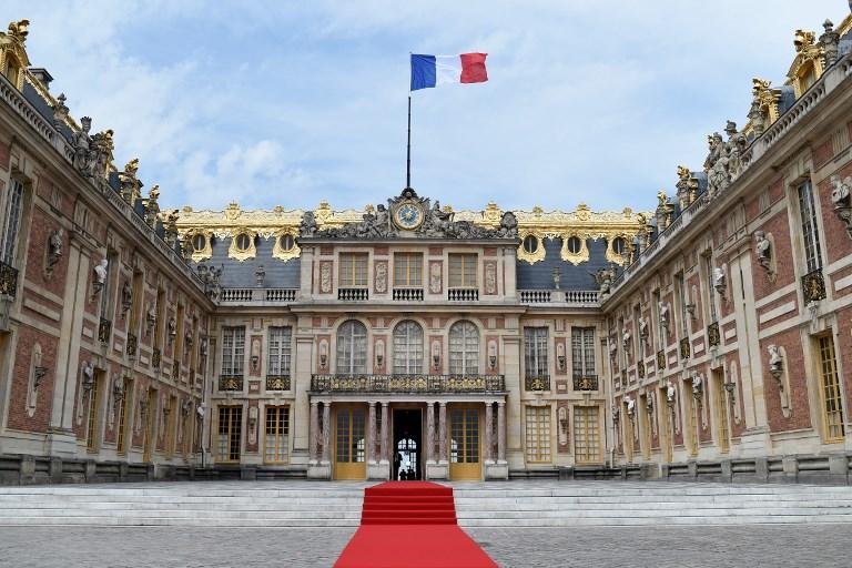 Macron recebe Putin no Pal&aacute;cio de Versalhes
