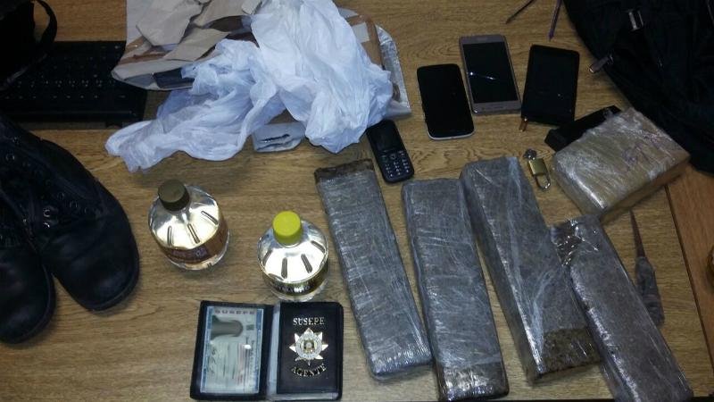 Agente penitenci&aacute;rio foi preso em flagrante com drogas, bebidas e celulares