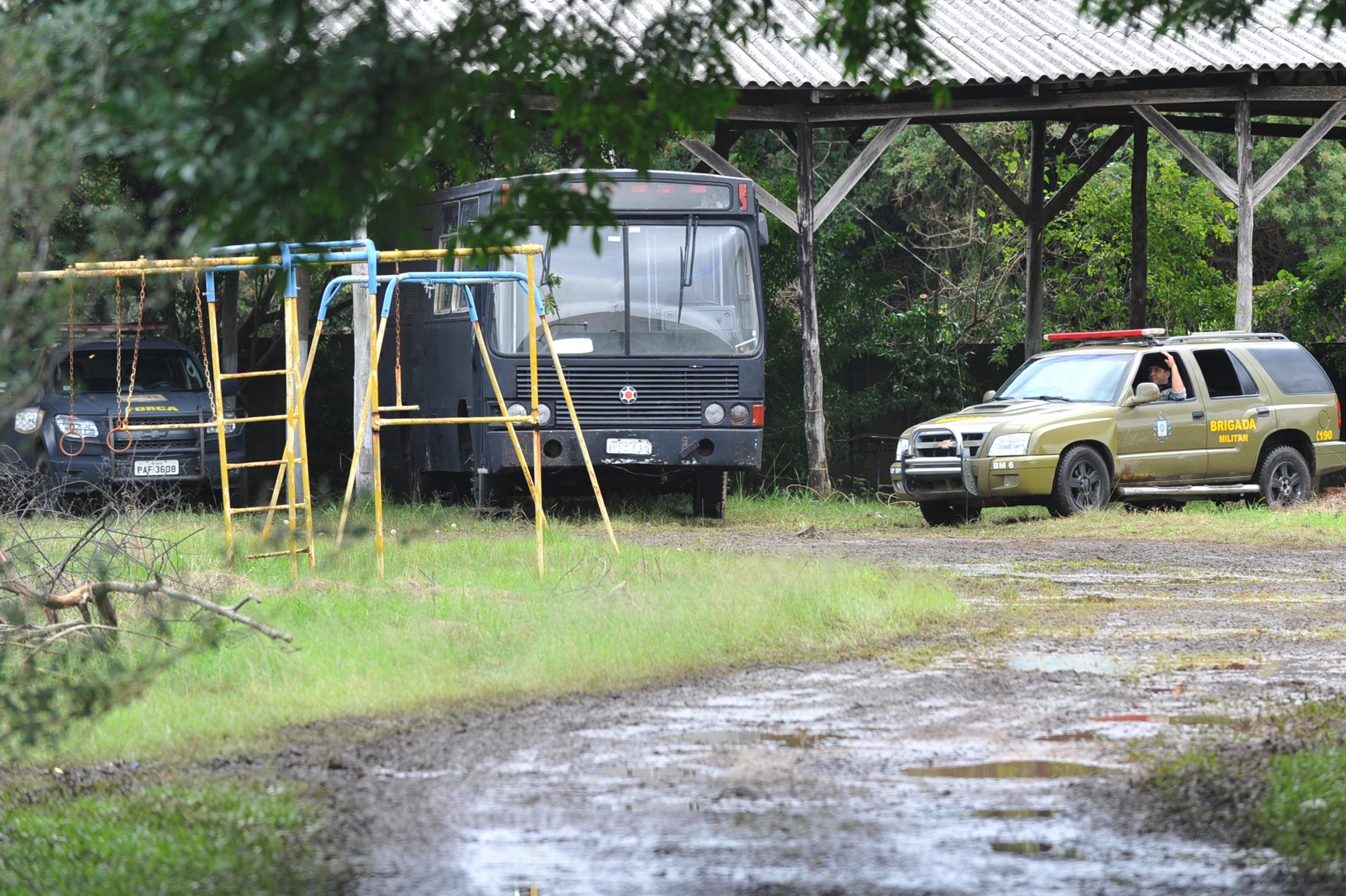 Local &eacute; marcado por um terreno enlama&ccedil;ado com a chuva e exposto &agrave;s intemp&eacute;ries