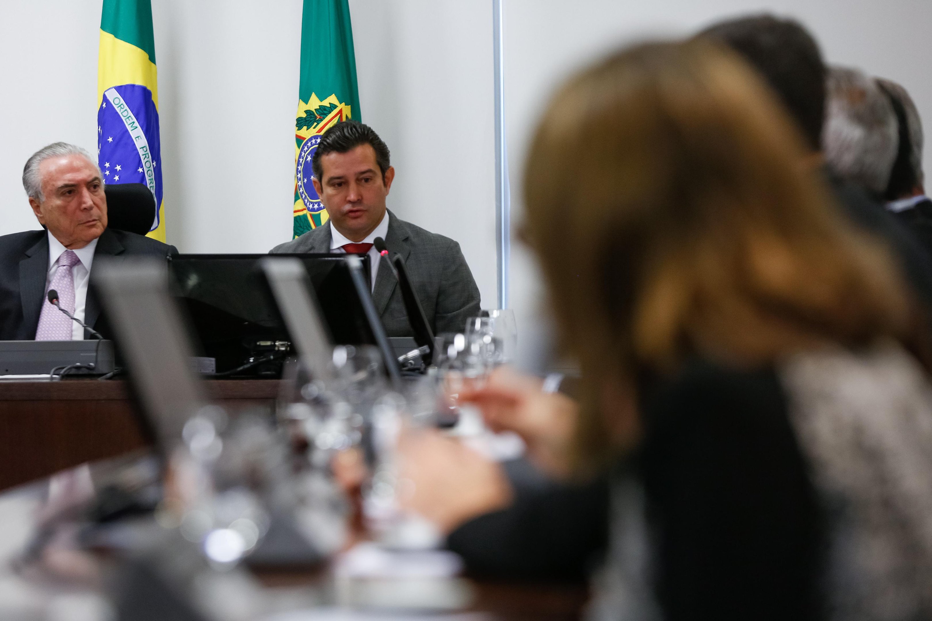 Temer recebe executivos de aeroportos e procura tranquiliz&aacute;-los
