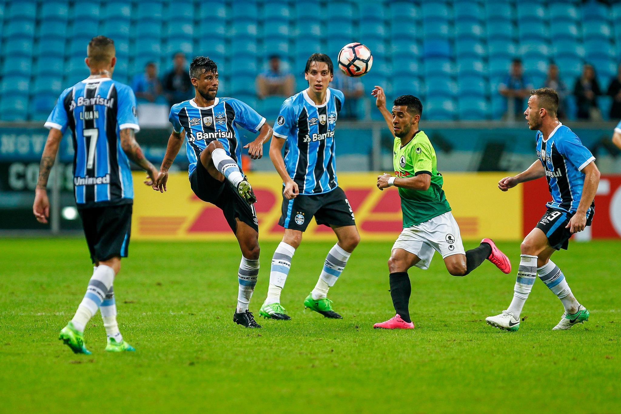 L&eacute;o Moura quer que Gr&ecirc;mio jogue com intelig&ecirc;ncia contra o Flu