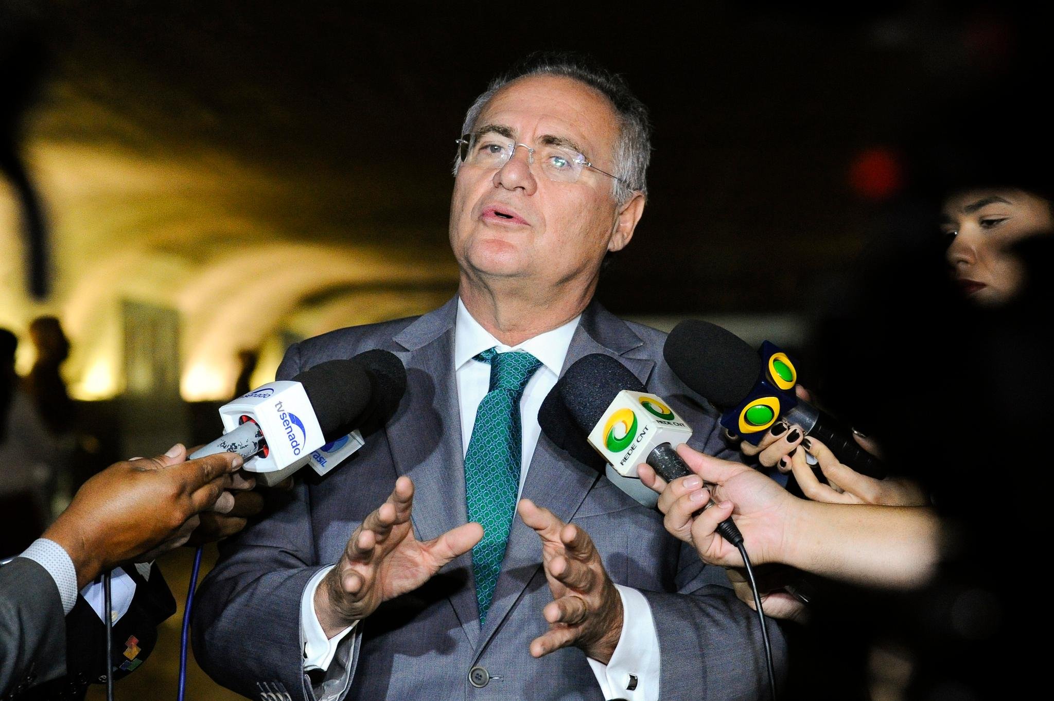 Renan diz que continuar&aacute; na lideran&ccedil;a do PMDB