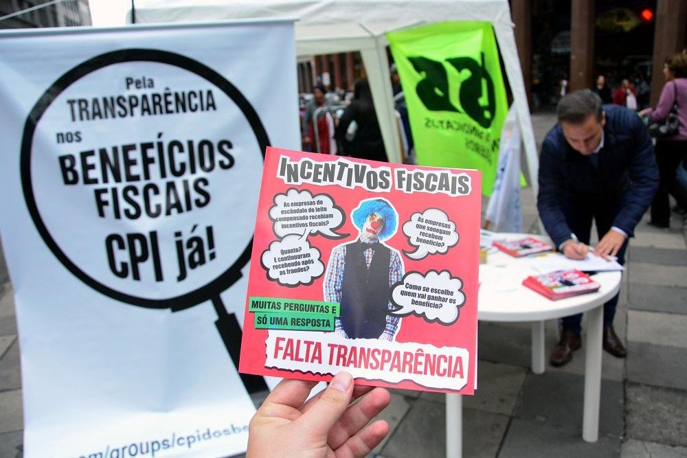Entidades se reuniram na Esquina Democr&aacute;tica para coletar assinaturas 