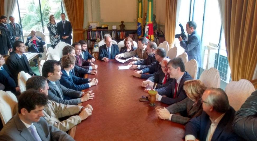 Sartori assina projeto que pede plebiscito para decidir venda de estatais 